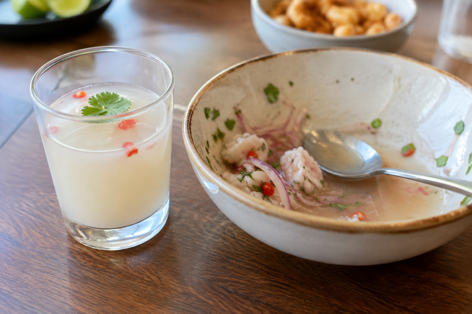Leche de tigre samlar citrus, fisksaft, salt och chili – men syran gör inte rå fisk tillförlitligt säker att äta. Nyskapad fotorealistisk illustration.